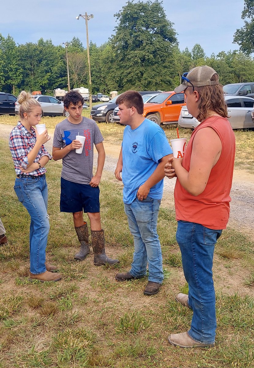 BegleKenzie's tweet photo. We had the 4H fair this weekend.  Had good help with washing my hogs and getting them ready to show #4H #4Hfair #pig #oink #Swineshow https://t.co/DQN2ZcUIYw