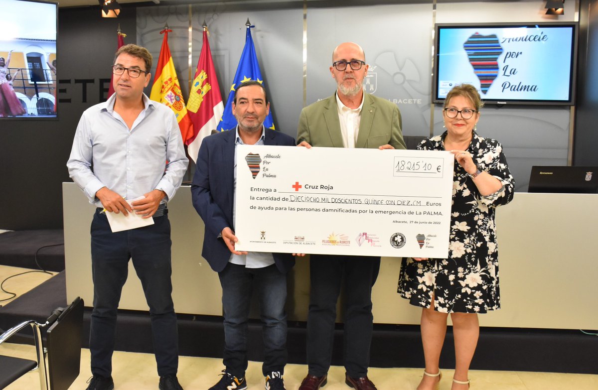 AytoAlbacete's tweet photo. El Ayto de #Albacete entrega un cheque de 18.215,10€ a @CruzRojAlbacete, recaudado por la Asociación Provincial de Peluquería💇♀️ y Afines, la Asociación de #Esteticistas de #Albacete y Provincia, y #PeluquerosSolidarios
Conseguido en el #actosolidario Albacete por #LaPalma 🌋 https://t.co/4QmDcjpFlp