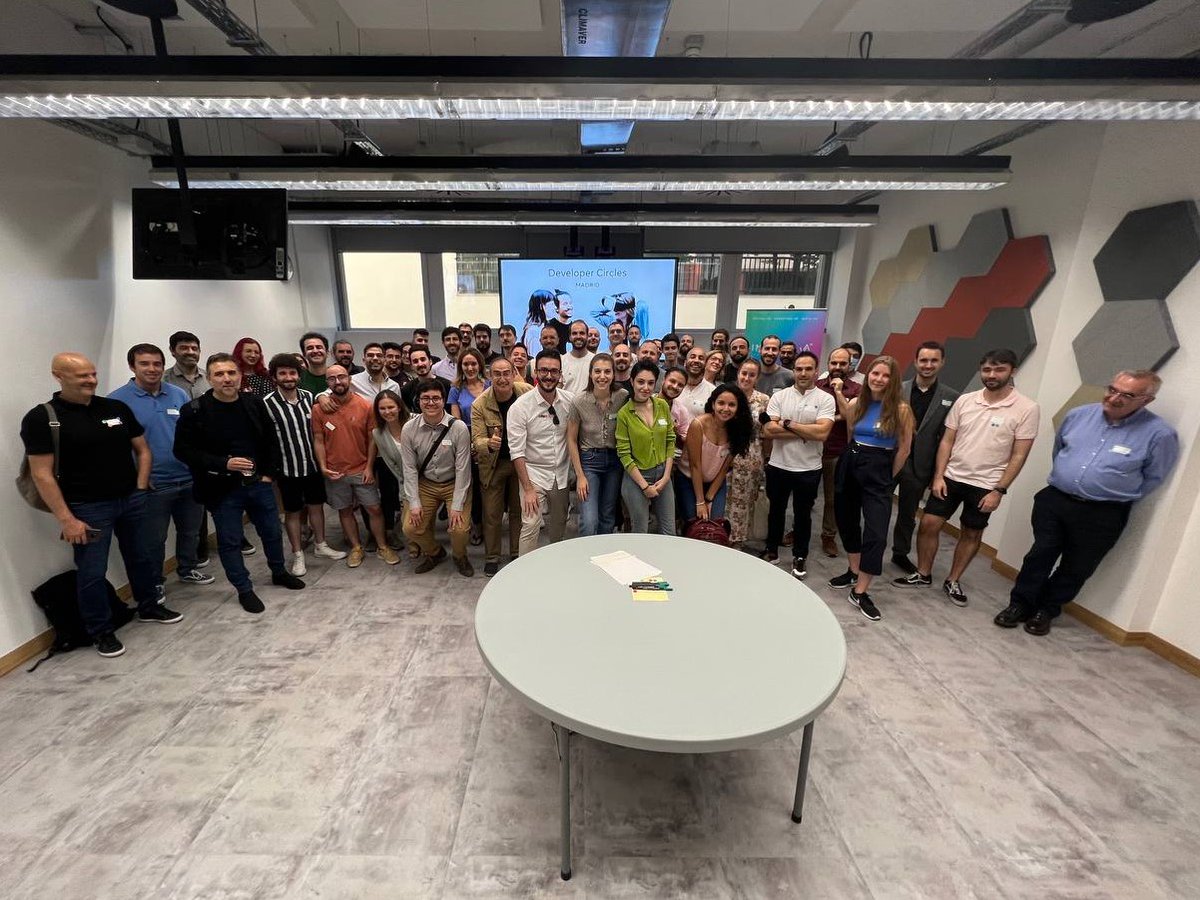inmersivaxr's tweet photo. 🙌¡DevC ha vuelto a Madrid! El miércoles pasado celebramos nuestro primer evento del #DevCMadrid. ¡Nos reunimos más de 50 personas para hacer networking! 

🥳Lo pasamos genial y nos reencontramos con muchas personas.

💜¡Muchas gracias a todo el equipo de #Meta por su ayuda! https://t.co/U8sH0BjCfA