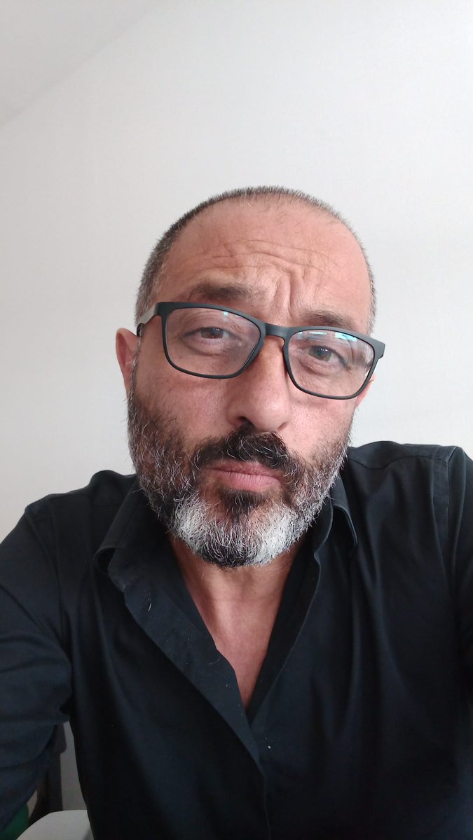 PDUmorista's tweet photo. È morto uno degli uomini più ricchi d'Italia #LeonardoDelVecchio, il fondatore di #Luxottica.
La madre rimasta vedova prima di partorirlo lo affidò al collegio del #Martinitt perché non era in grado di accudirlo.
Se avesse abortito io non avrei questi splendidi occhiali.
#Aborto https://t.co/ibcEAWwnG5