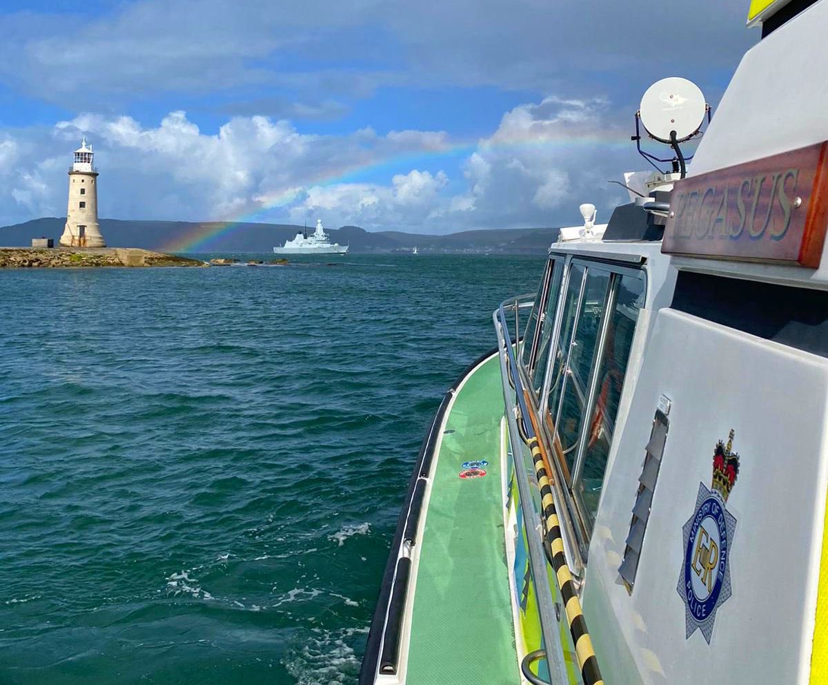 MODPolice's tweet photo. A spectacular #ViewFromTheOffice for the crew on Police Launch Pegasus, over the weekend, whilst waiting to escort @hmsdiamond into @HMNBDevonport.
#SomewhereOverARainbow ๐ https://t.co/Eu190e2fUF