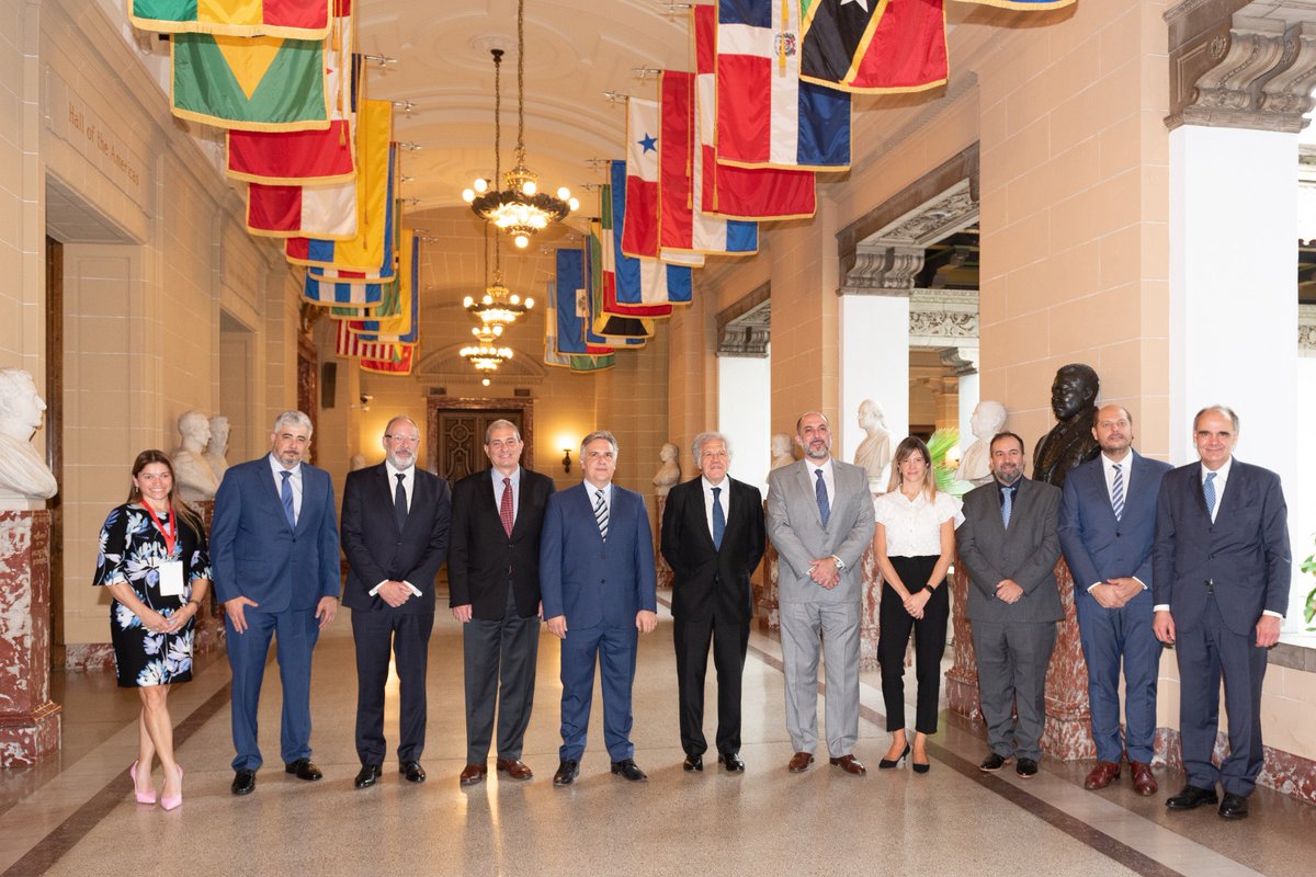 Almagro_OEA2015's tweet photo. Me reuní con @MartinLlaryora, @MuniCba, acordamos iniciar los trabajos para la instalación de un centro de excelencia en economía circular y cambio climático en la ciudad de #Córdoba, #Argentina, así como cooperación tecnológica y dinámica de la vida de las comunidades. https://t.co/sJ7c1cSKzJ