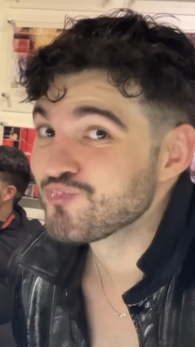 guromania_'s tweet image. amo que cada musica do jão eu trato um problema psicológico