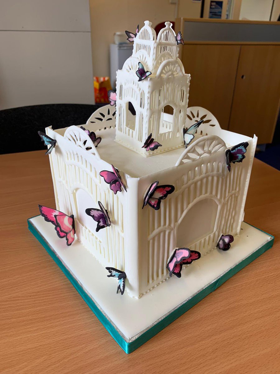 fus6th's tweet photo. When parents drop off home made cakes like this to say thank you! 🤩😯😍 #gratitude #talent #wow https://t.co/YxB2kSFhPI