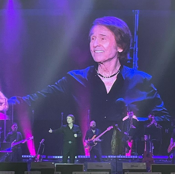 NuestroRaphael_'s tweet photo. El exitazo de @RAPHAELartista en #Almería. Un  auténtico escándalo:
https://t.co/TXj7qkw88s #Raphael #Raphael60 #Raphaeltour60 https://t.co/2zHuklAC82