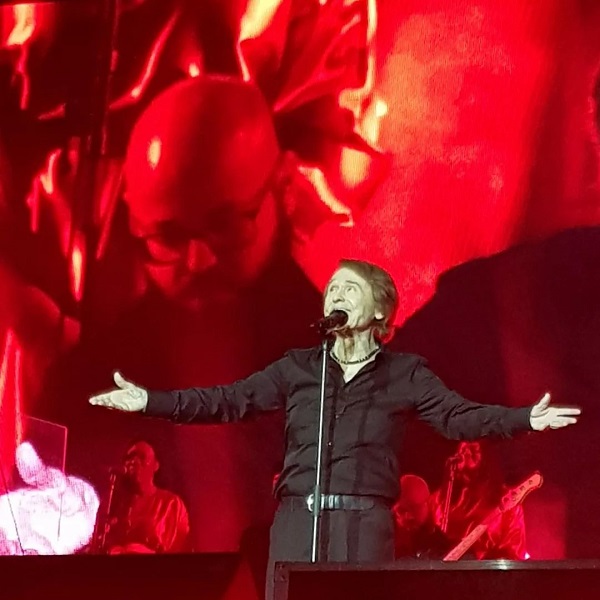 NuestroRaphael_'s tweet photo. El exitazo de @RAPHAELartista en #Almería. Un  auténtico escándalo:
https://t.co/TXj7qkw88s #Raphael #Raphael60 #Raphaeltour60 https://t.co/2zHuklAC82