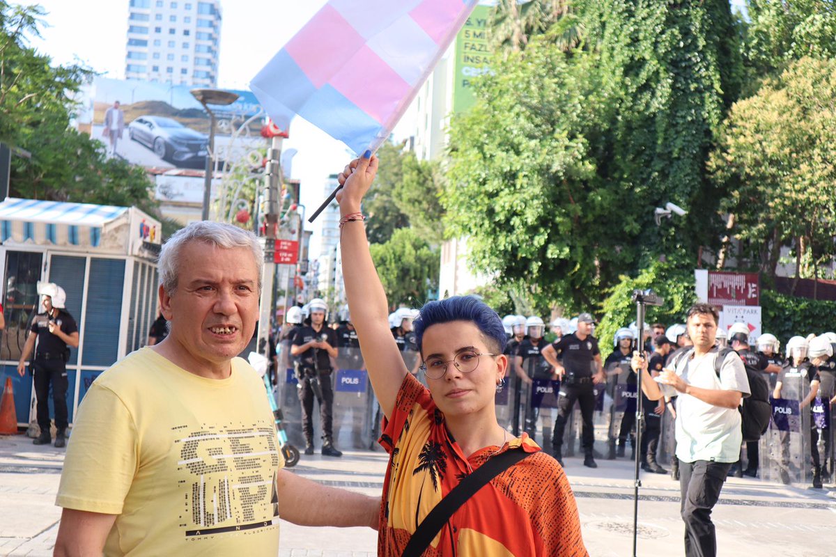 Metingkp's tweet photo. Baskılara yasaklara rahmen Onur yürüyüşün de Asyamın ve arkadaşlarının yanındaydım Nefret değil sevgi kazanacak https://t.co/MYNiYFJCIk