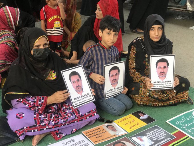 saeeda_hameed's tweet photo. تصویر میں منجمد ہماری زندگیاں! لوگ عید قربان کی تیاریوں میں اپنے کپڑے سلا رہے ہیں ہم اپنے وطن میں بے وطن جیسی زندگی گزار رہے ہیں اور وہ بھی بغیر جرم بغیر الزام اور اوپر سے ریاض پیرزادہ کے بیان نے جلتی پر تیل کا کام کیا ہے ہمیں زندگی کرنے کا حق نہیں ہے ؟ 
 #ReleaseAbdulHameedZehri https://t.co/otQGbSnpjp