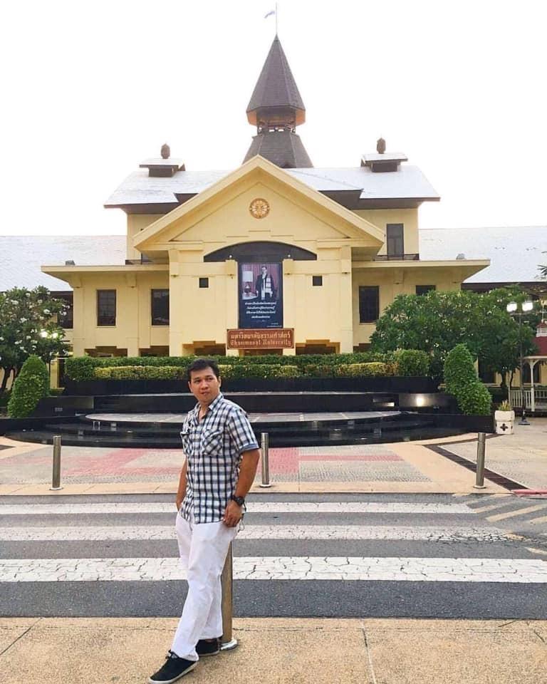 Phet_srp's tweet photo. 27 มิถุนายนของทุกปี วันสถาปนา "มหาวิทยาลัยธรรมศาสตร์"
ครบรอบ 88 ปี #88YearsThammasat
ดีใจและปลาบปลื้มใจที่ได้มาเป็น #ลูกแม่โดม
เพชร MCA19
มหาบัณฑิต คณะวารสารศาสตร์และสื่อสารมวลชน มหาวิทยาลัยธรรมศาสตร์
.
#MCA19 #Thammasat #ThammasatUniversity
#ThammasatKeepGoingToInfinity https://t.co/QeqebNzCgB