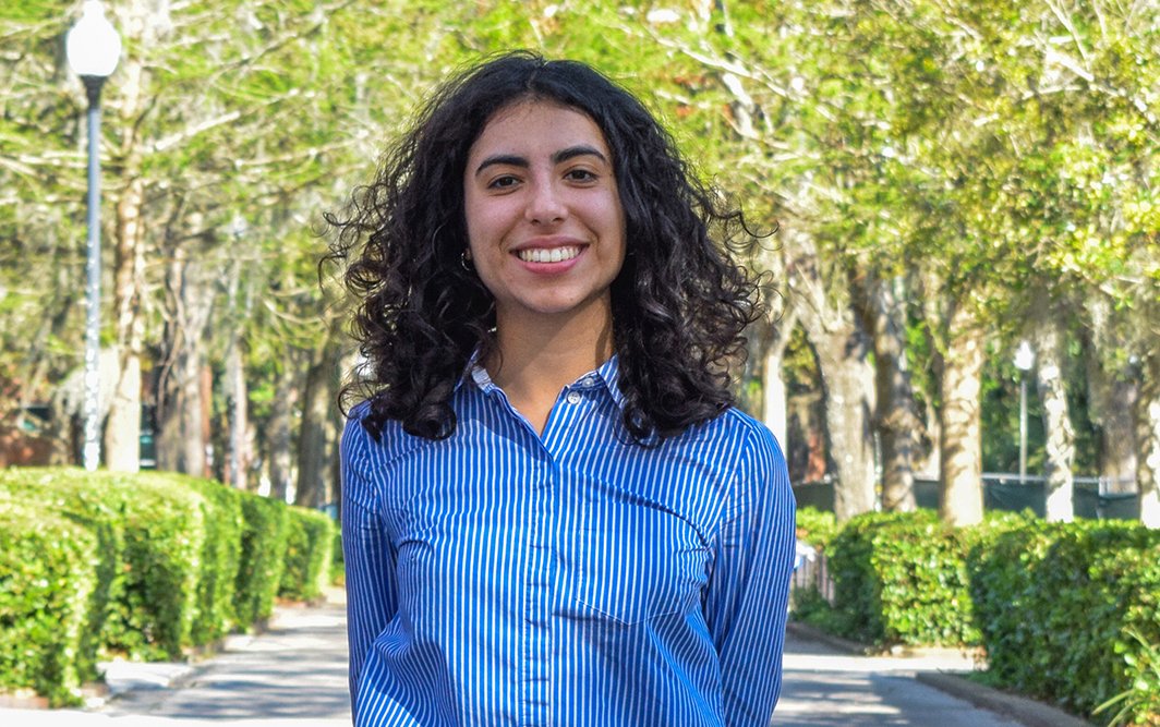 UF_CLAS's tweet photo. When she arrived at UF, @UFPoliSci's Karina Sarandrea wondered which "health foods" were actually healthy. The question inspired a research project in #Beyond120's CLAS Scholars program to examine misinformation in the wellness industry. 🥗💊
Learn more 👉 https://t.co/UToKU3JhHz https://t.co/vxEtvLMun4