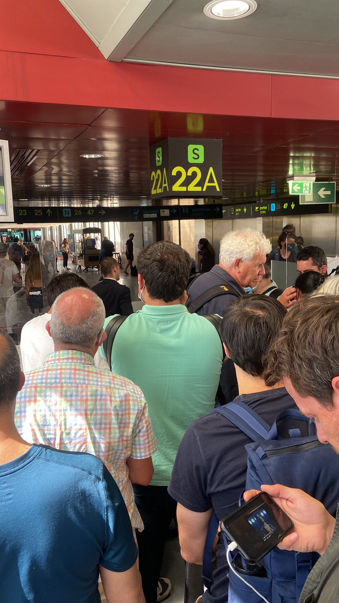 WithLoveTahiti's tweet photo. @tapairportugal Complete disaster no communication whatsoever! Just have us all crammed waiting here with not letting us know or apologizing. https://t.co/hTJa5KS7kt