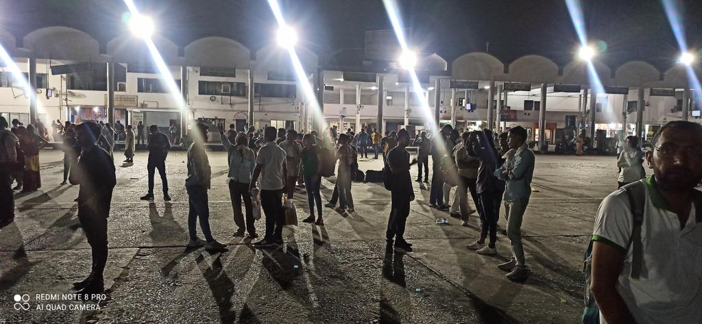 godaramukesh's tweet photo. @cmohry @anilvijminister @ 9PM Hissar, passenger stranded, for sirsa, rohtak, delhi particularly for Sirsa. https://t.co/VLxkXx6Unc