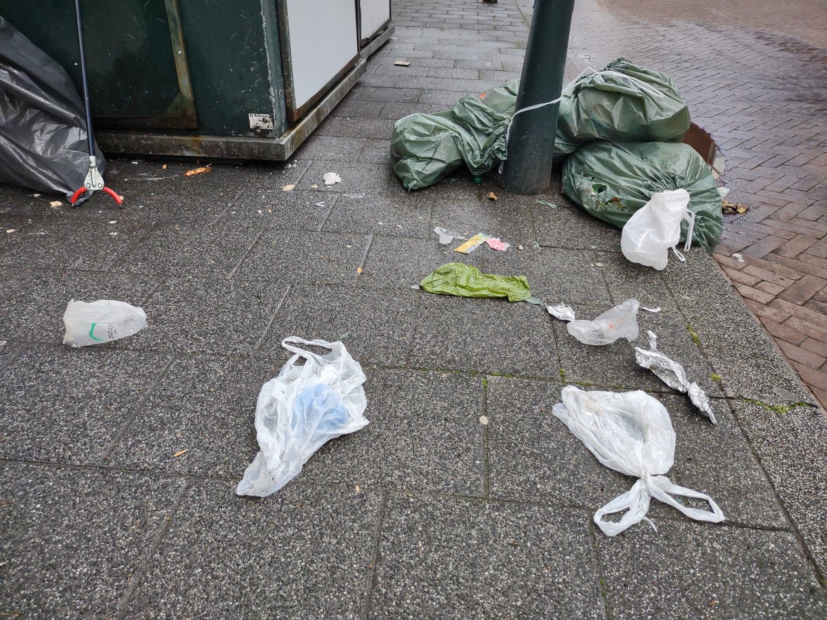 qarachupa's tweet photo. @GemeenteDenHaag deze zakken van de veegploeg zijn achtergebleven bij de glas- en papier containers op de Linnaeusstraat. Kunnen die nog even opgehaald worden? Ik zie dat mijn buren inmiddels hun huisvuil er ook maar naast zetten... https://t.co/21toZfnqie