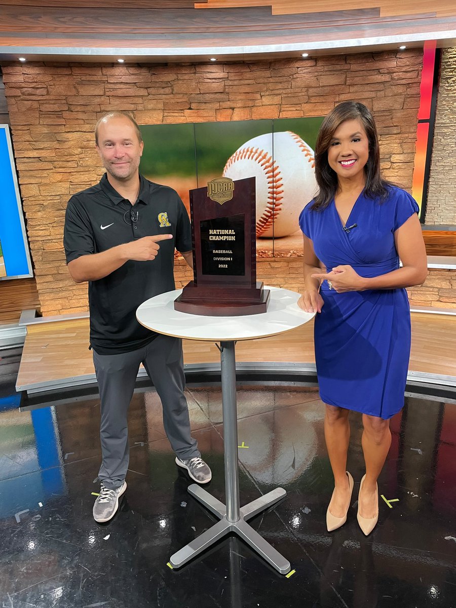 GinaMaravillaTV's tweet photo. Big thanks 🙌🏼 to Head Coach Anthony Gilich from @CAC_BaseballDB9 for bringing the NJCAA Baseball Natl Championship trophy to the GMAZ studio this morning!
Congrats on bring home the #Ship, and thanks for making us all #AZProud!! 🏆🥇⚾️ https://t.co/92C3mVP769