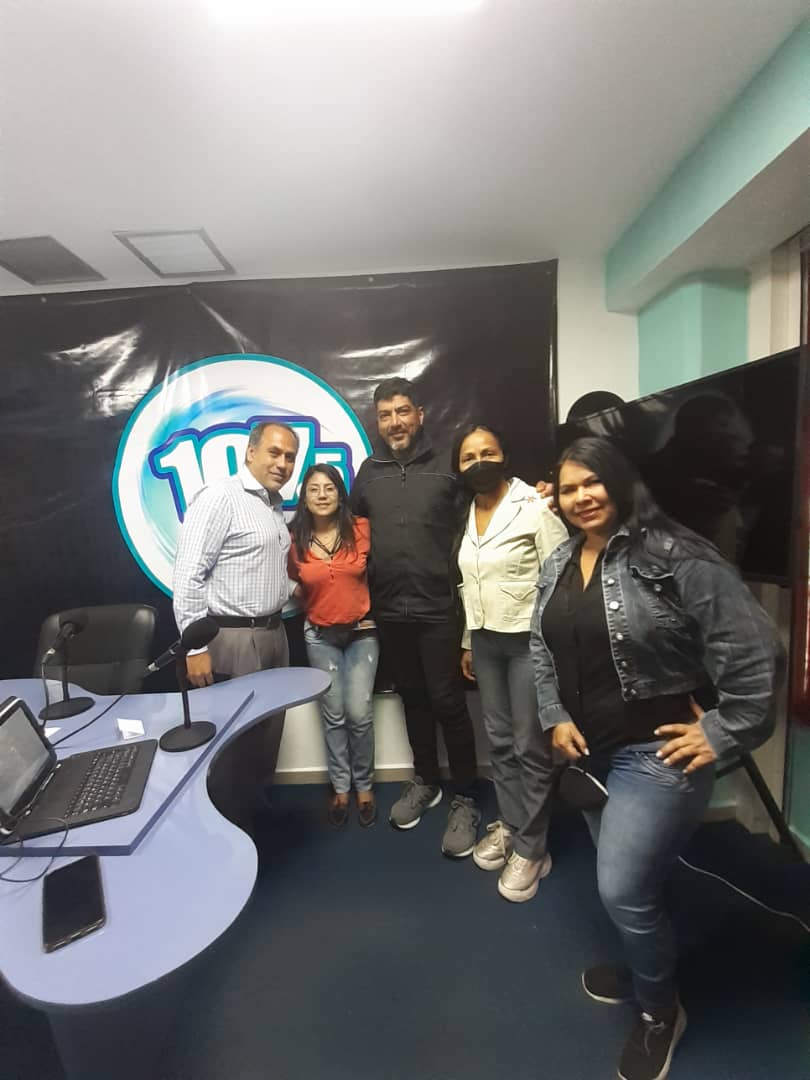 OirEnLaReD's tweet photo. #27Junio en @Radiolara1075fm bonito compartir del hacer periodístico de Juan Francisco, Carmen, Julio, Jennifer, Marisol y Juan, cada uno en su experiencia ocupado por lo público, el estudio y la contribución social a partir del periodismo.
#ComunicadoresDeLaPatria https://t.co/Kx2pTz2Qdt