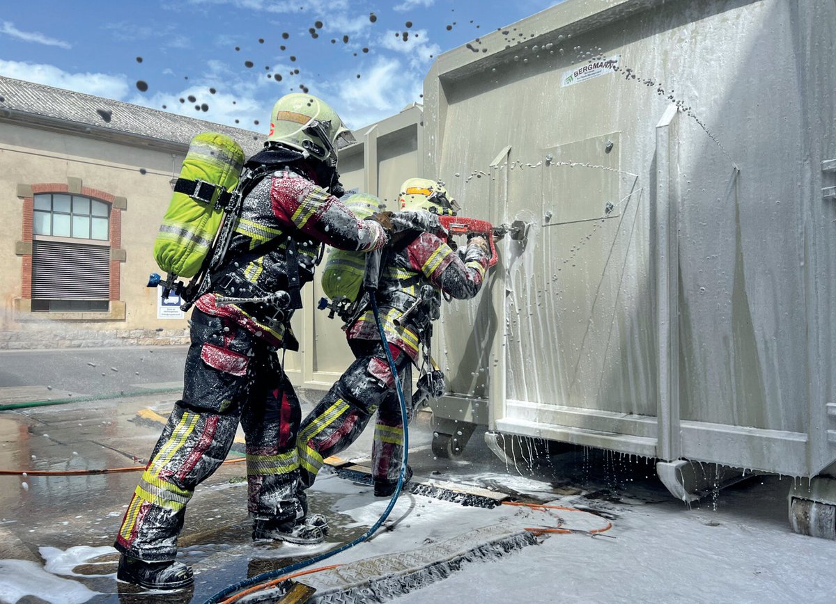 sdisnv's tweet photo. Très bel article de la Région Nord Vaudois, merci pour la couverture de cette semaine assez intense pour nos équipes.
Nous en profitons pour remercier nos camarades #pompiers du SDISPO qui nous ont prêté main forte lors des #inondations de jeudi! 
#entraide #incendie https://t.co/03gpRqCDDt