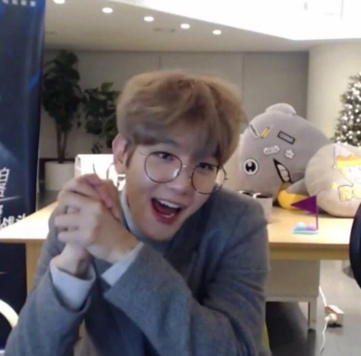 ninipantyyy's tweet photo. when baekhyun tweeted something this is always a scenario 🥲

kfans :                         intl fans : https://t.co/e9gRwVqqKc