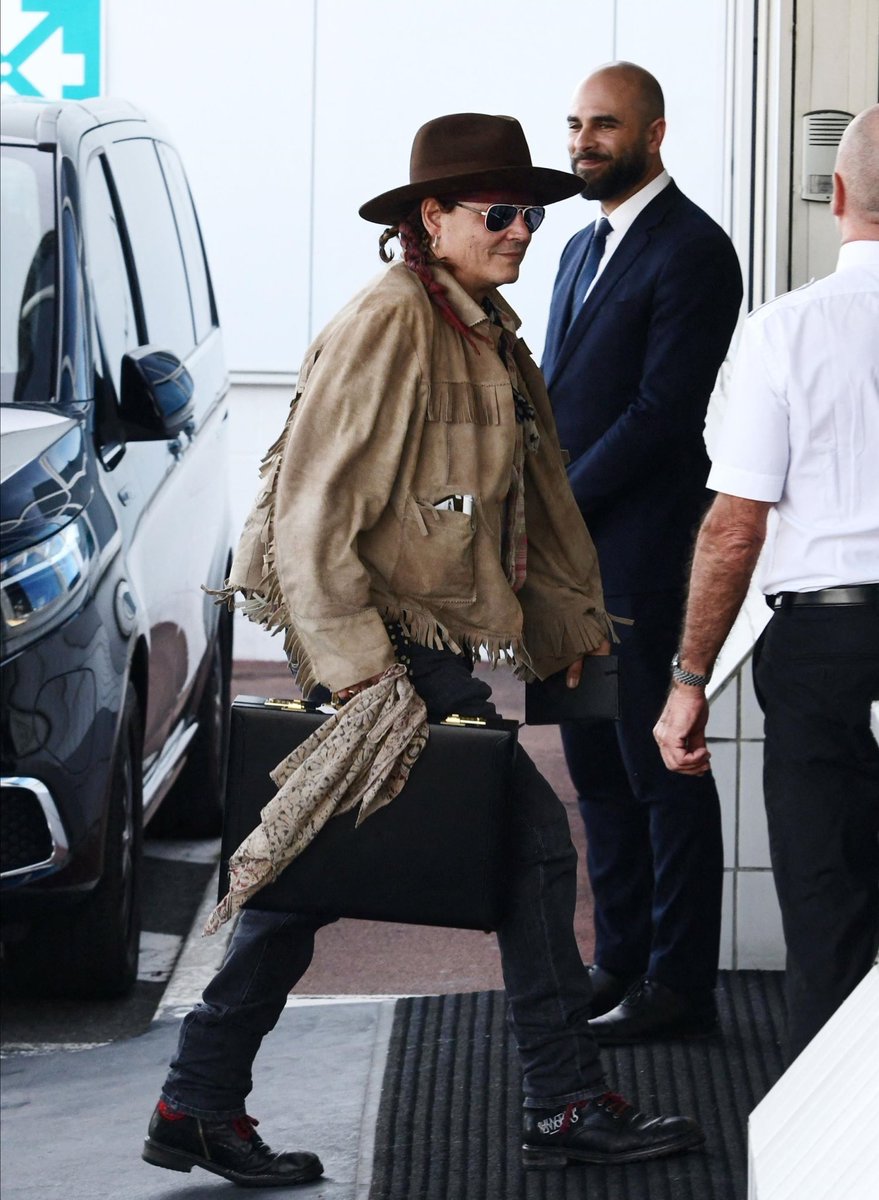 jxnsmanager's tweet photo. JOHNNY !!!!! THE BRAIDS !!!!! HE LOOKS SO GOOD IM GONNA CRUMBLE https://t.co/IubWAWNY2a