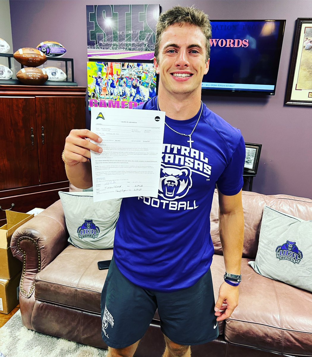 Amy_R_White5's tweet photo. This football scholarship is very well deserved on so many levels. @JOHNDAVIDWHITE_  Daddy and I couldn’t be more proud of you! 💜🤍🐻#GoBears @DavidWhite_5 @zacwhite_33 @CooperWhite1425 @walker_white5 @UCA_Football @NathanBrownUCA https://t.co/i8D0T1N1VY