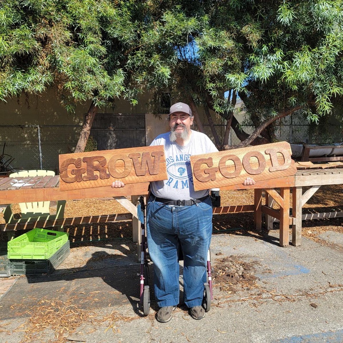WeGrowGood's tweet photo. ๐ Volunteer farmhand Willie surprised us by handcrafting this wooden sign for the farm! What a GREAT surprise, thank you Willie.
#GrowGood #UrbanFarming #LosAngeles #CityofBell #California #Farming https://t.co/noRJp6Osfo