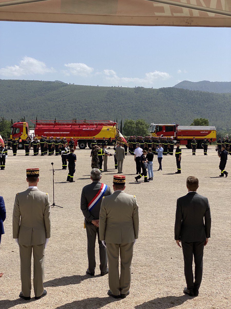 FrankGiletti's tweet image. Félicitations au Colonel De Balanda,nouveau Chef de corps de la prestigieuse @Uiisc7 qui succède au Colonel Libert. Unité récompensée aujourd’hui pour acte de courage et dévouement à titre collectif échelon or.Elle représente la fierté de la sécurité civile française 🇫🇷 #UIISC7