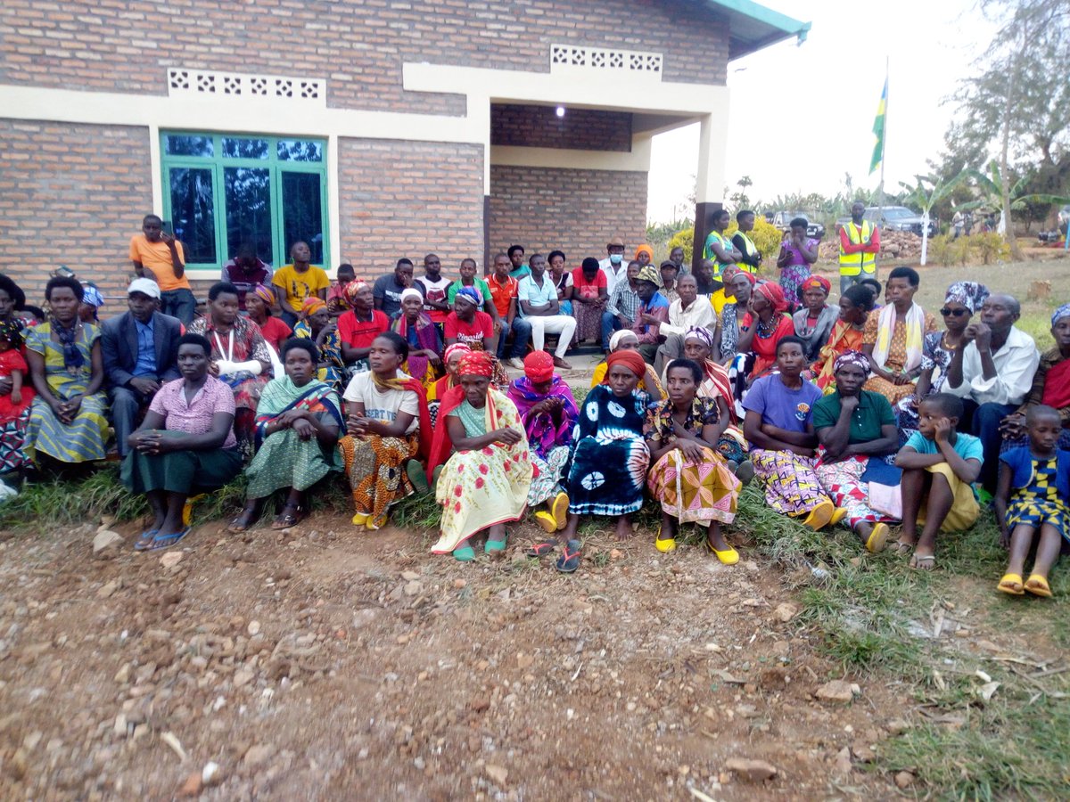 UwihirwePatric1's tweet photo. Lt. Colonel Ndahiro ushinzwe Ingabo muri @KireheDistrict, Vice Meya Affaire Social, #MukandayisengaJanviere, Meya @rangira ,V/Meya Economic, @NzirabatinyaMo4 na S/E w'Umurenge wa #Musaza Bihoyiki, nibo bayoboye Umuhango wo gufungura ibi Biro @gatjmv @Kagame2024 #RwOT @EKGasana https://t.co/5IUHTcT5Yy
