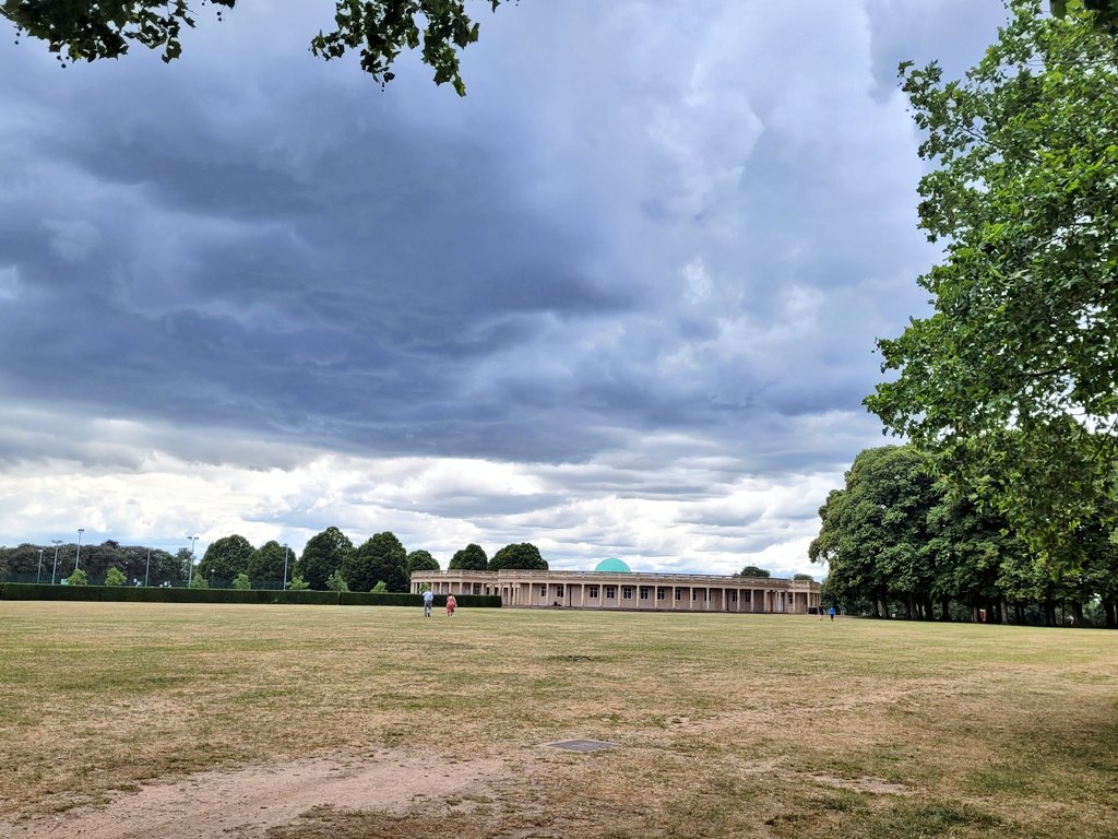 Running2staysa1's tweet photo. Amazing skies on the cycle home today. #smallestboy #schoolrun #cycling #islabike #eatonpark https://t.co/AtWupj8mHg