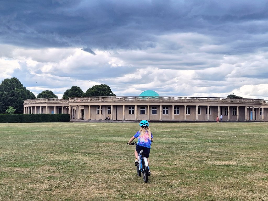Running2staysa1's tweet photo. Amazing skies on the cycle home today. #smallestboy #schoolrun #cycling #islabike #eatonpark https://t.co/AtWupj8mHg