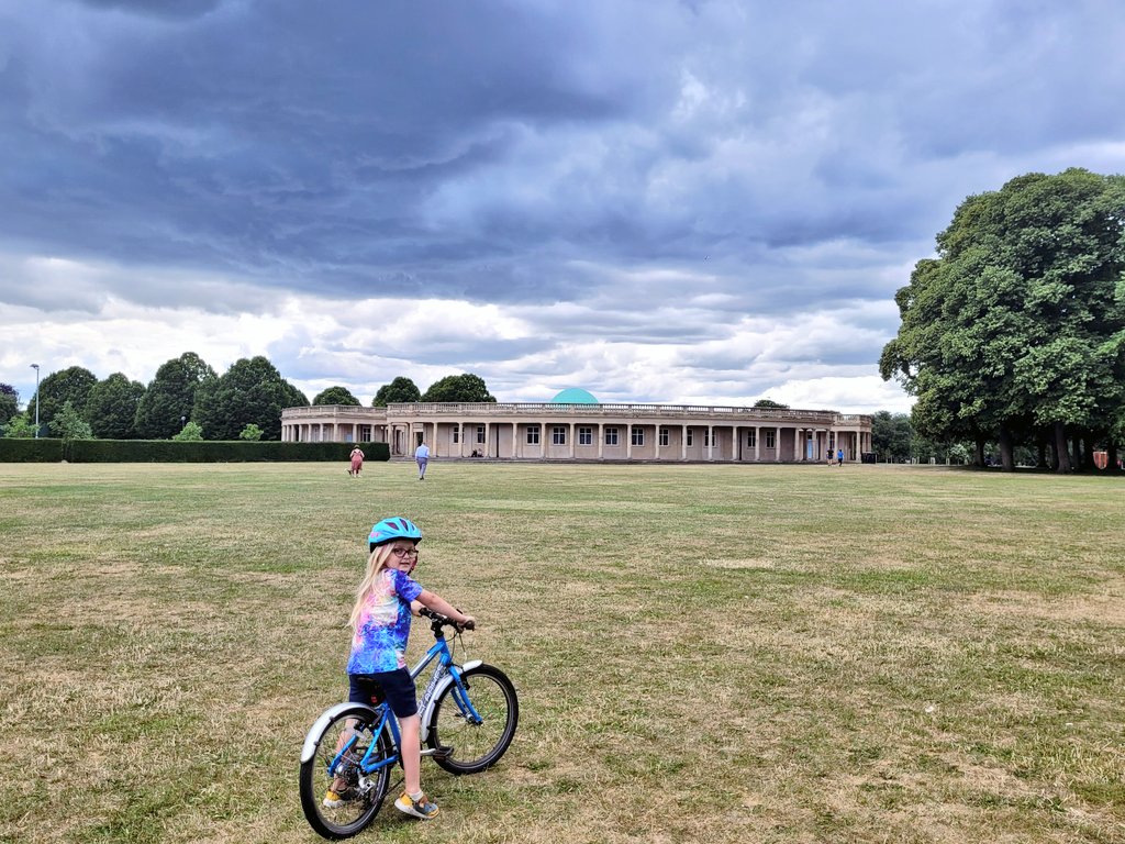 Running2staysa1's tweet photo. Amazing skies on the cycle home today. #smallestboy #schoolrun #cycling #islabike #eatonpark https://t.co/AtWupj8mHg