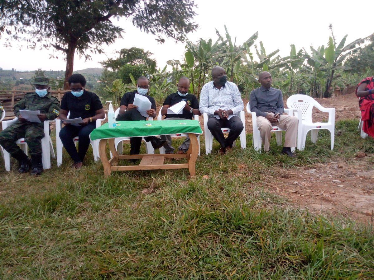 UwihirwePatric1's tweet photo. Lt. Colonel Ndahiro ushinzwe Ingabo muri @KireheDistrict, Vice Meya Affaire Social, #MukandayisengaJanviere, Meya @rangira ,V/Meya Economic, @NzirabatinyaMo4 na S/E w'Umurenge wa #Musaza Bihoyiki, nibo bayoboye Umuhango wo gufungura ibi Biro @gatjmv @Kagame2024 #RwOT @EKGasana https://t.co/5IUHTcT5Yy