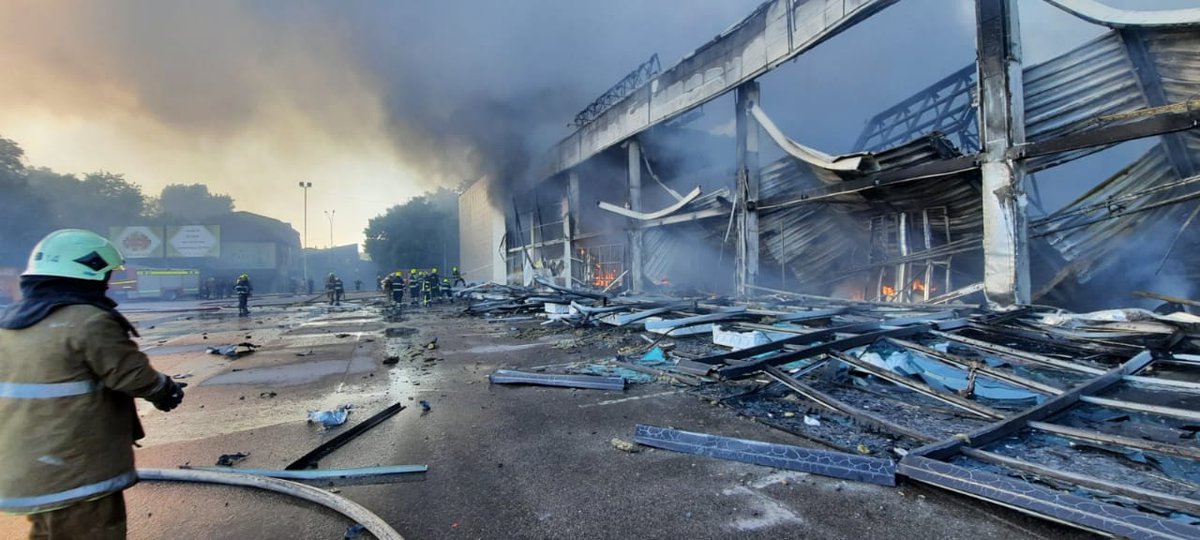mjorrun's tweet photo. ми вмираємо від російських ракет в своїх будинках, в торгівельних центрах, на лавочках біля під'їздів. це війна на винищення. світ має визнати що #russiaisaterrorisstate https://t.co/9yUNzSCITN