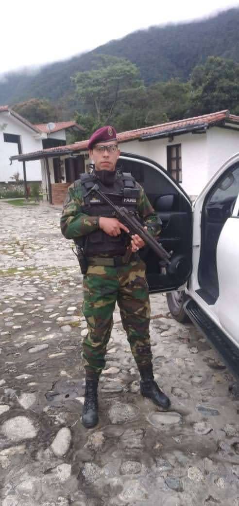 AdAdguns98's tweet photo. BONUS, este militar es joven, pero como quiero que me coga bien rico y sea mío!! https://t.co/AKCnLMJtJf