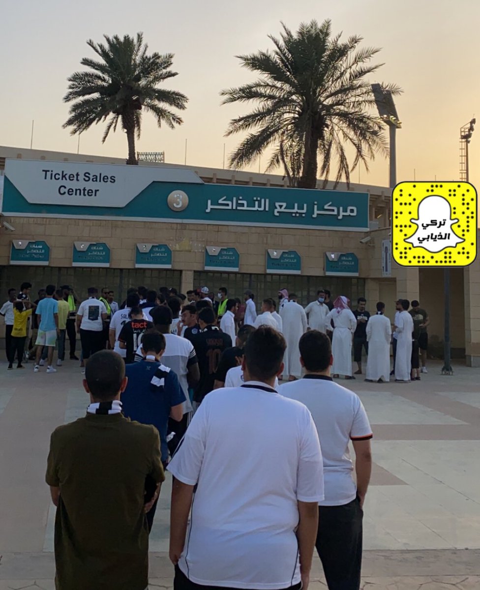 turki_falaj's tweet photo. 🚨 من إزدحام عدد من الجماهير الشبابية أمام شبابيك التذاكر ..

#الشباب_الاهلي https://t.co/RkZEomUEMP