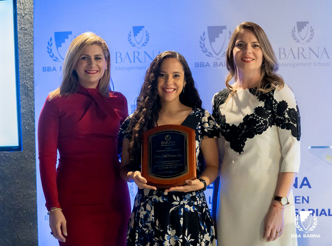 MarichaMS's tweet photo. Tres asignaturas y casi dos años después el equipo del @BBABarna me sorprendió con un reconocimiento a mi labor docente, en el cual destacan dos cosas: mi compromiso y mi desempeño. https://t.co/cF5dMZ05bL