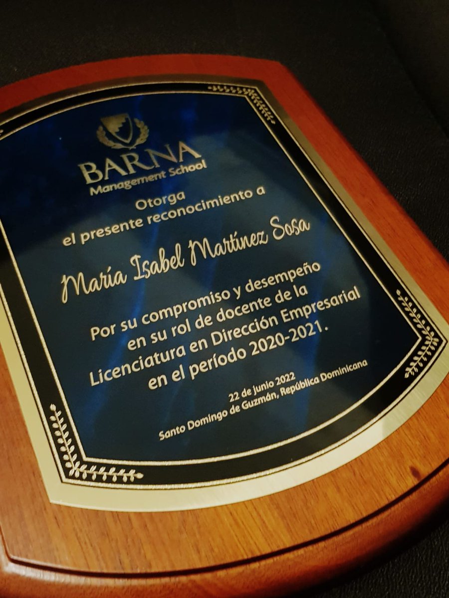 MarichaMS's tweet photo. Tres asignaturas y casi dos años después el equipo del @BBABarna me sorprendió con un reconocimiento a mi labor docente, en el cual destacan dos cosas: mi compromiso y mi desempeño. https://t.co/cF5dMZ05bL