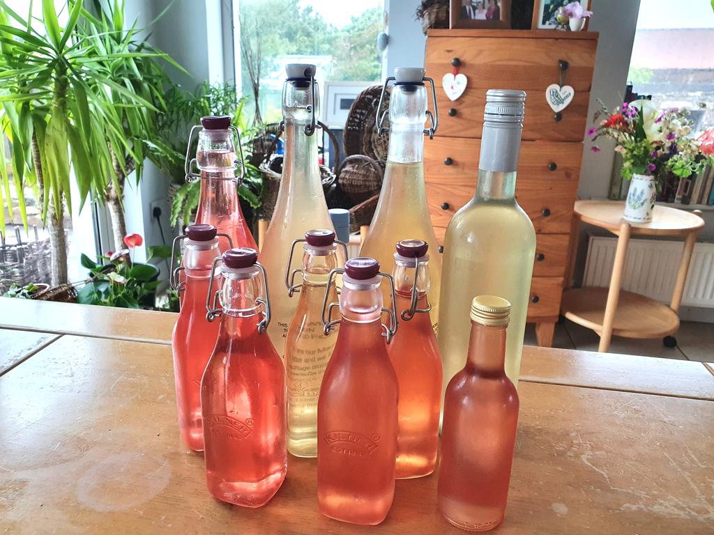 Elderflower cordial bottled and ready to enjoy all year. Lovely diluted with sparkling water or push the boat out and add to prusecco. I often bring some when visiting friends, so if you want to issue an invitation.........#Elderflowercordial