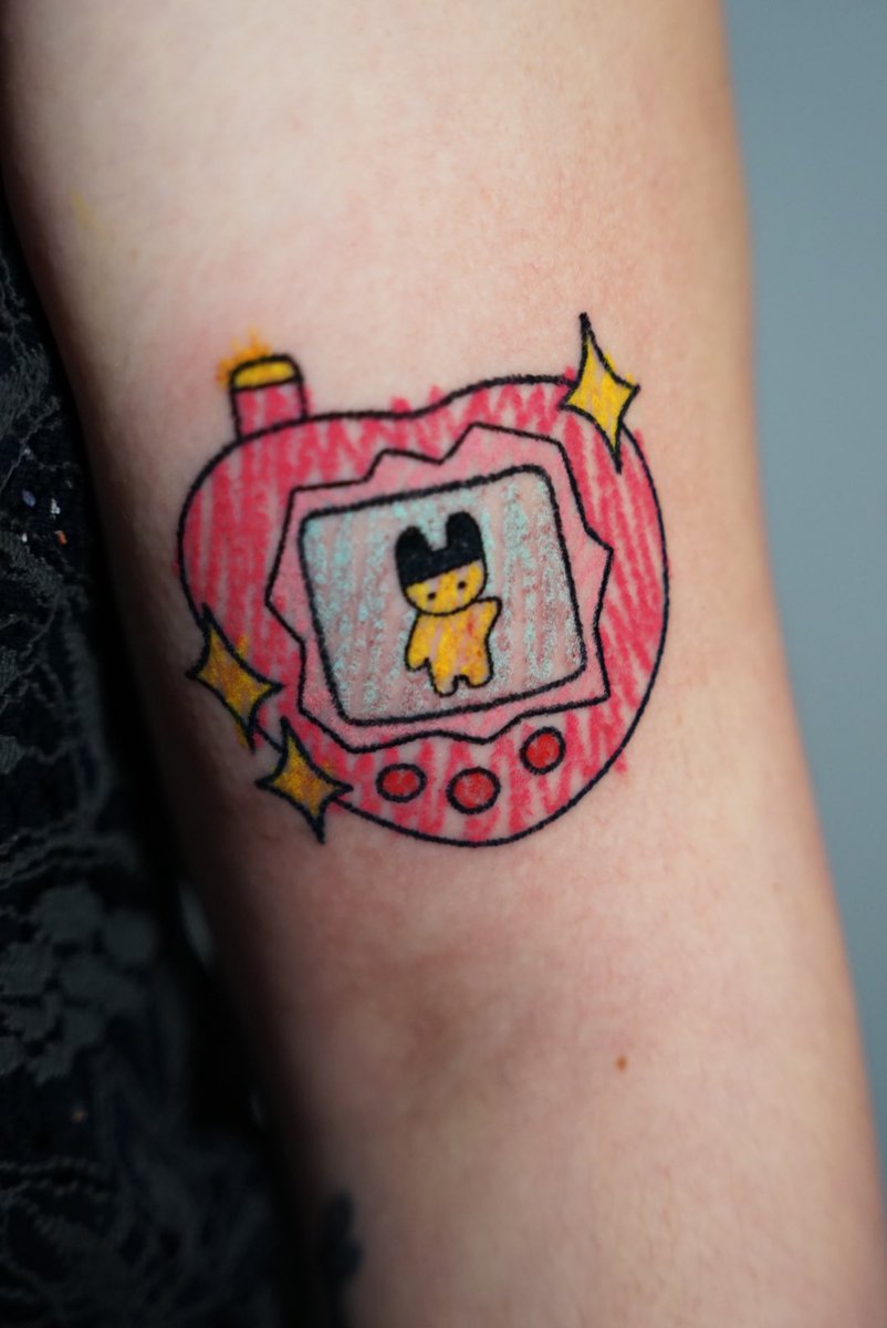 zushikilla's tweet photo. Holi, vengo a hacer mi shameless self promotion 💕 hago tatuajes handpoke de crayoncito bb y tengo horitas para tatuar en SANTIAGO esta semana💕✨ si le das RT lo agradecería mucho, hace una semana me vine a vivir del tatuaje y vivir solita del arte igual aterra jj pero vamokcpue https://t.co/iqIy1NMm1S
