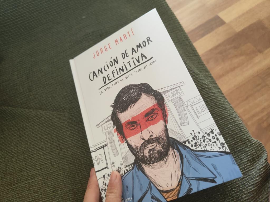pbenitez13's tweet photo. @jorgemartiaguas disfrutando del libro Canción de amor definitiva.
"...a tumba abierta..." me acordé de Requena. 
Os veo este verano https://t.co/qkSThgZzRr