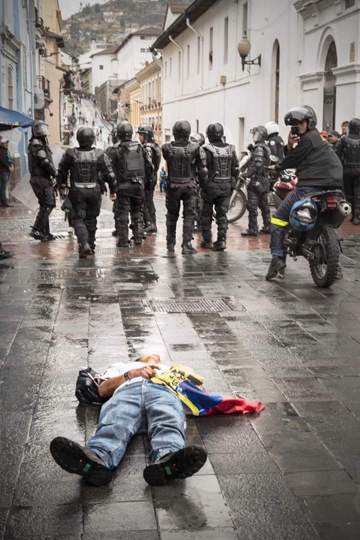 dag_oficial's tweet photo. No soy abogado.. Pero, así como @LassoGuillermo criminaliza una protesta auténtica en contra de su política.. Nosotros como pueblo ¿podemos criminalizar su represión auténtica?
@PedritoExtranja
#CIDHesUrgenteEC
#ParoNacionalEc2022 https://t.co/8JZQUoVxvg