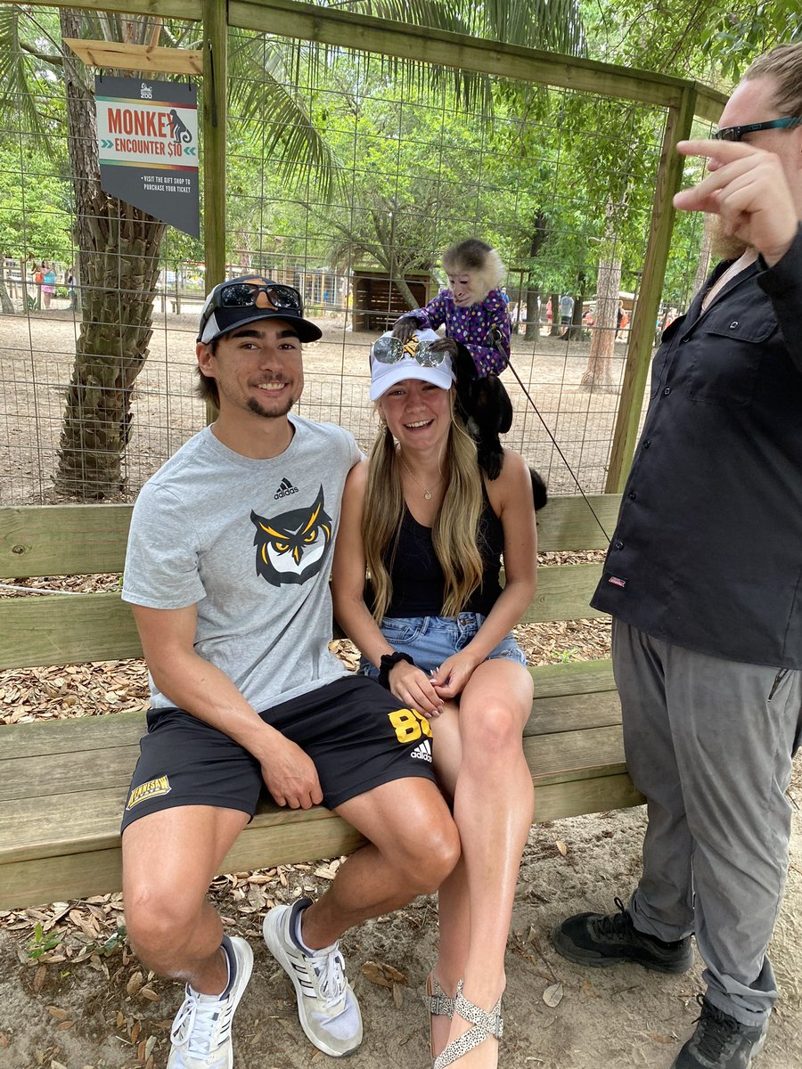 jnbailey7's tweet photo. Enjoying my summer! Got the chance to meet this little guy while in Florida at the beach! Such a blast! #HuskiesSoakingUpSummer https://t.co/9072sPhIkn