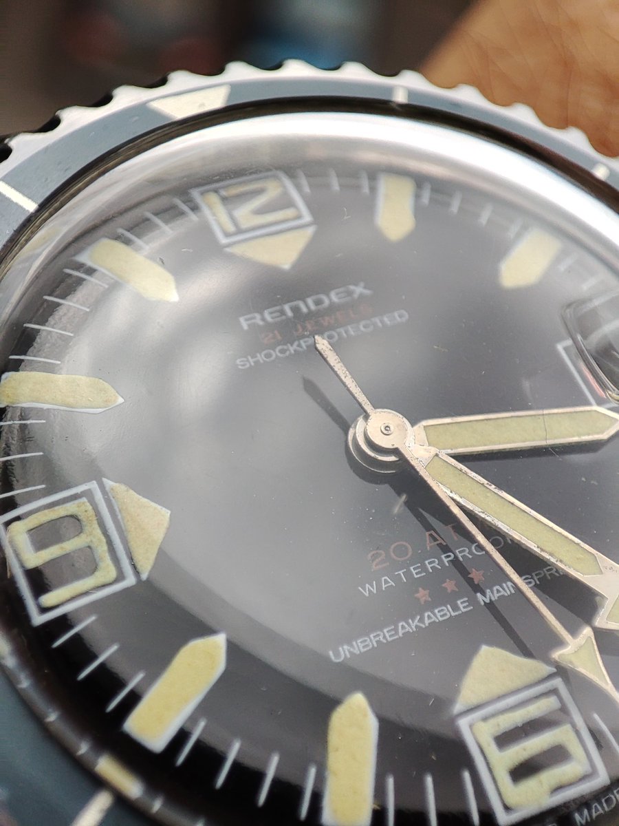 XcellentWatches's tweet photo. 🔥🔥🔥  Allez hop 🎁🔥 je vous fais gagner la   Plongeuse Rendex mécanique 🎁🔥

🔸années 1964/1970 . 
🔸36/38mm.
🔸Tourne parfaitement. 

Seul défaut et pas des moindres: la lunette est collée 😅

🔸Seule consigne: Rt et Follow @BylkusPrime . T.A.S le 04/07/2022 🤞Bonne chance🤞 https://t.co/YtvCBfGWhV