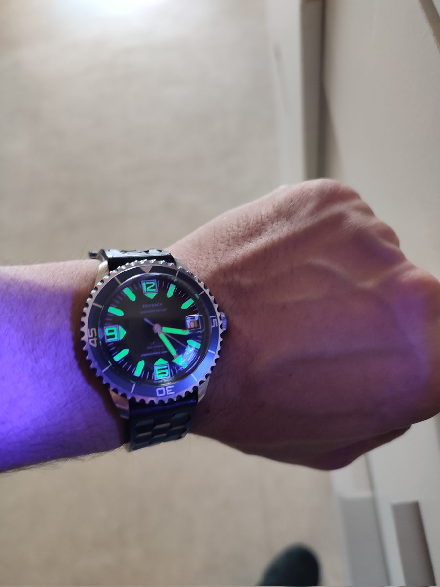XcellentWatches's tweet photo. 🔥🔥🔥  Allez hop 🎁🔥 je vous fais gagner la   Plongeuse Rendex mécanique 🎁🔥

🔸années 1964/1970 . 
🔸36/38mm.
🔸Tourne parfaitement. 

Seul défaut et pas des moindres: la lunette est collée 😅

🔸Seule consigne: Rt et Follow @BylkusPrime . T.A.S le 04/07/2022 🤞Bonne chance🤞 https://t.co/YtvCBfGWhV