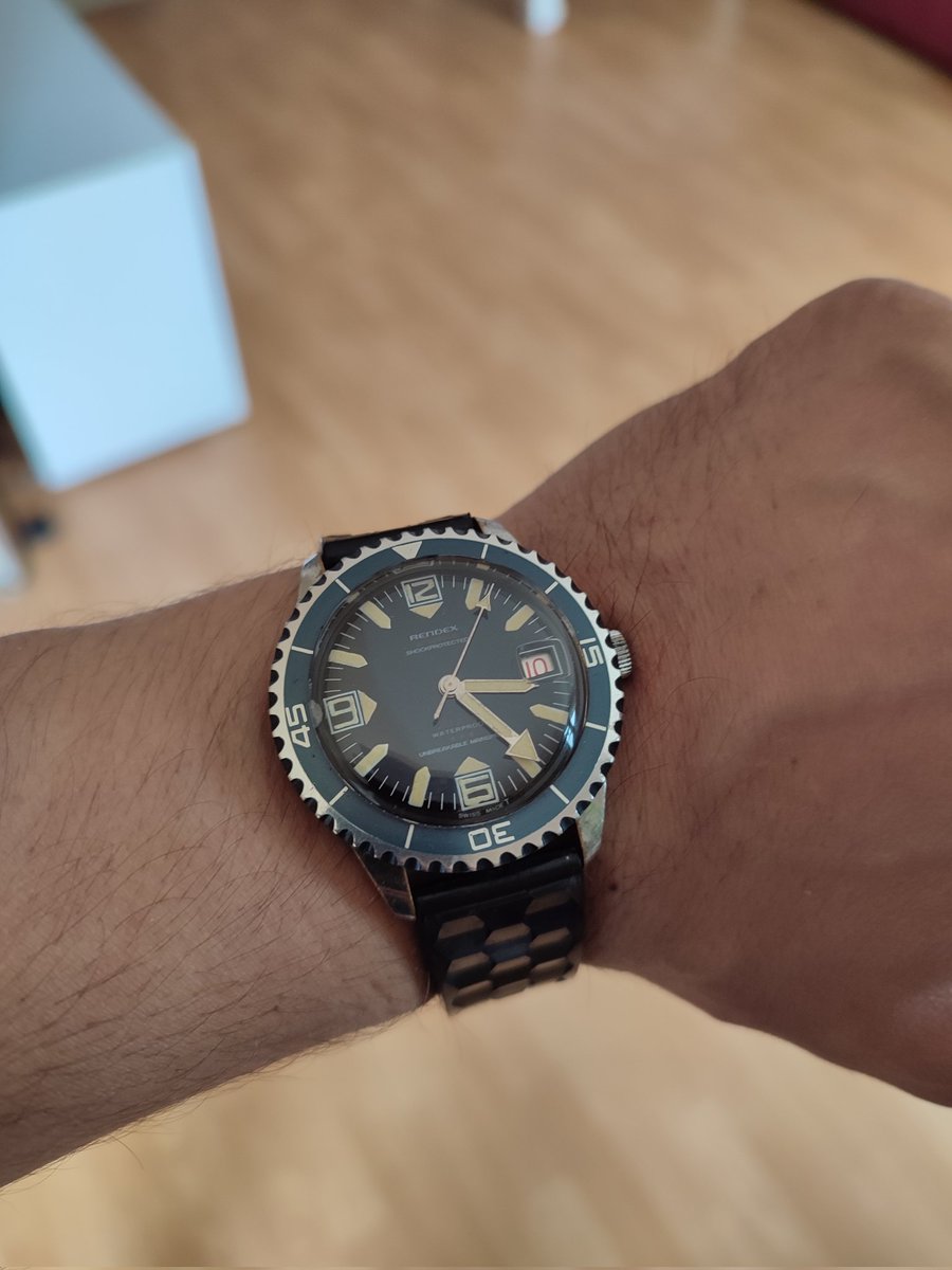 XcellentWatches's tweet photo. 🔥🔥🔥  Allez hop 🎁🔥 je vous fais gagner la   Plongeuse Rendex mécanique 🎁🔥

🔸années 1964/1970 . 
🔸36/38mm.
🔸Tourne parfaitement. 

Seul défaut et pas des moindres: la lunette est collée 😅

🔸Seule consigne: Rt et Follow @BylkusPrime . T.A.S le 04/07/2022 🤞Bonne chance🤞 https://t.co/YtvCBfGWhV