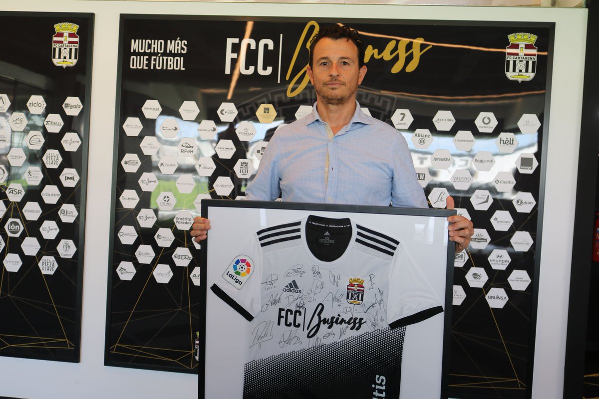 fcc_business's tweet photo. 🏳️🏴 Nuestro asociado @cualtis ya ha recogido su camiseta oficial personalizada y firmada por los jugadores del FC Cartagena

¡Gracias por vuestro apoyo una temporada más!

#JuntosSomosMás https://t.co/lU7tN8b79v