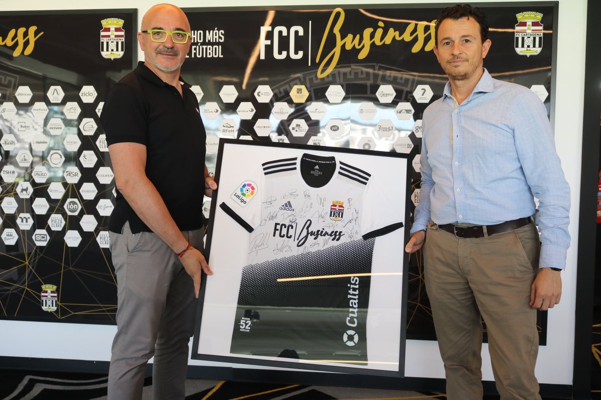 fcc_business's tweet photo. 🏳️🏴 Nuestro asociado @cualtis ya ha recogido su camiseta oficial personalizada y firmada por los jugadores del FC Cartagena

¡Gracias por vuestro apoyo una temporada más!

#JuntosSomosMás https://t.co/lU7tN8b79v