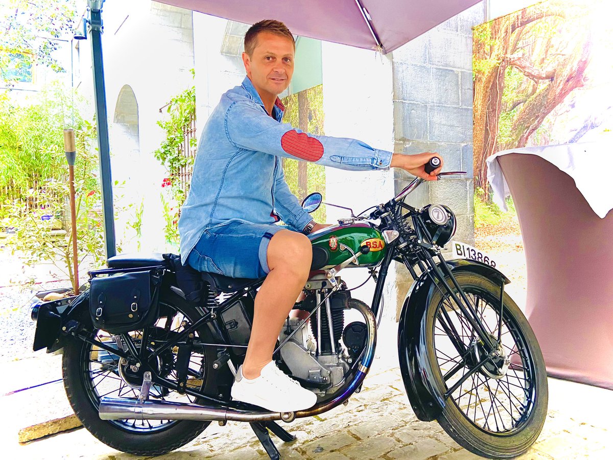 1935 @bsamotorcyclesofficial ….

Museum piece, perhaps the oldest motorcycle in the Basque Country .
What a luxury just to feel it.

Una pieza de museo , quizás la moto más antigua en el #paisvasco .
Que lujazo solamente con sentirla .

- DREAM ENJOY SMILE - 
<a href="/bsamotorcycles_/">BSA Motorcycles</a>