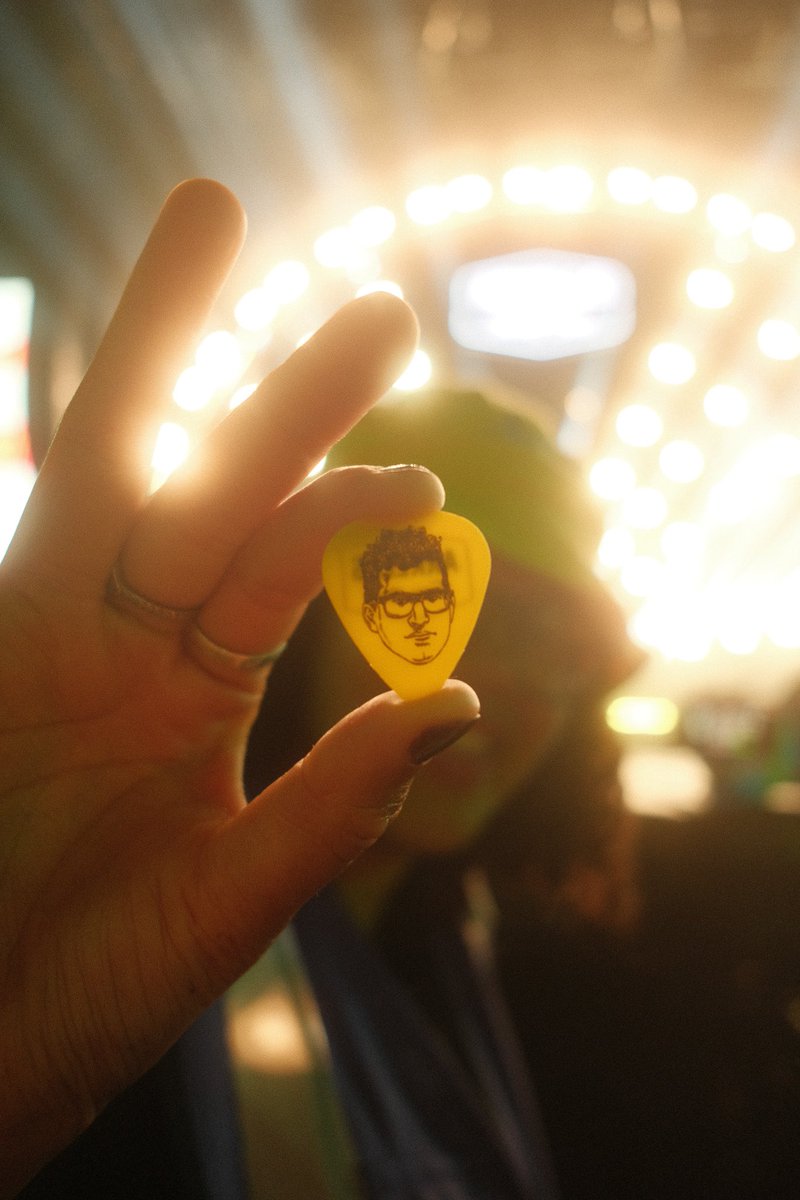 noregretskii's tweet photo. Just need everyone to know @mjdeangelis uses a Tony guitar pick sometimes and I think that’s neat. #ArkellsRally 

📸: @blackdragonroll https://t.co/JnPPxDRY2D