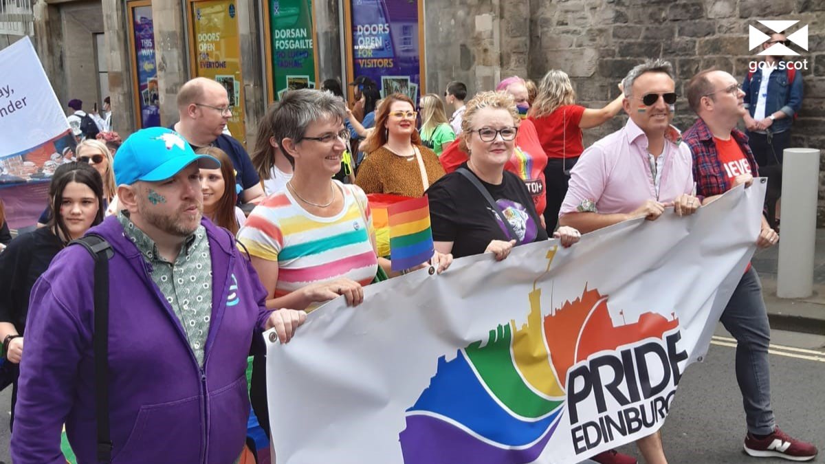 ScotGovFairer's tweet image. Today is #GlobalPrideDay! 🏳️‍🌈

52 years ago today, the first Pride march was held in New York City, following on from the Stonewall Uprising.

Last Saturday, the Equalities Minister was proud to join Edinburgh's Pride march and stand in solidarity with LGBTI people.

#Pride2022