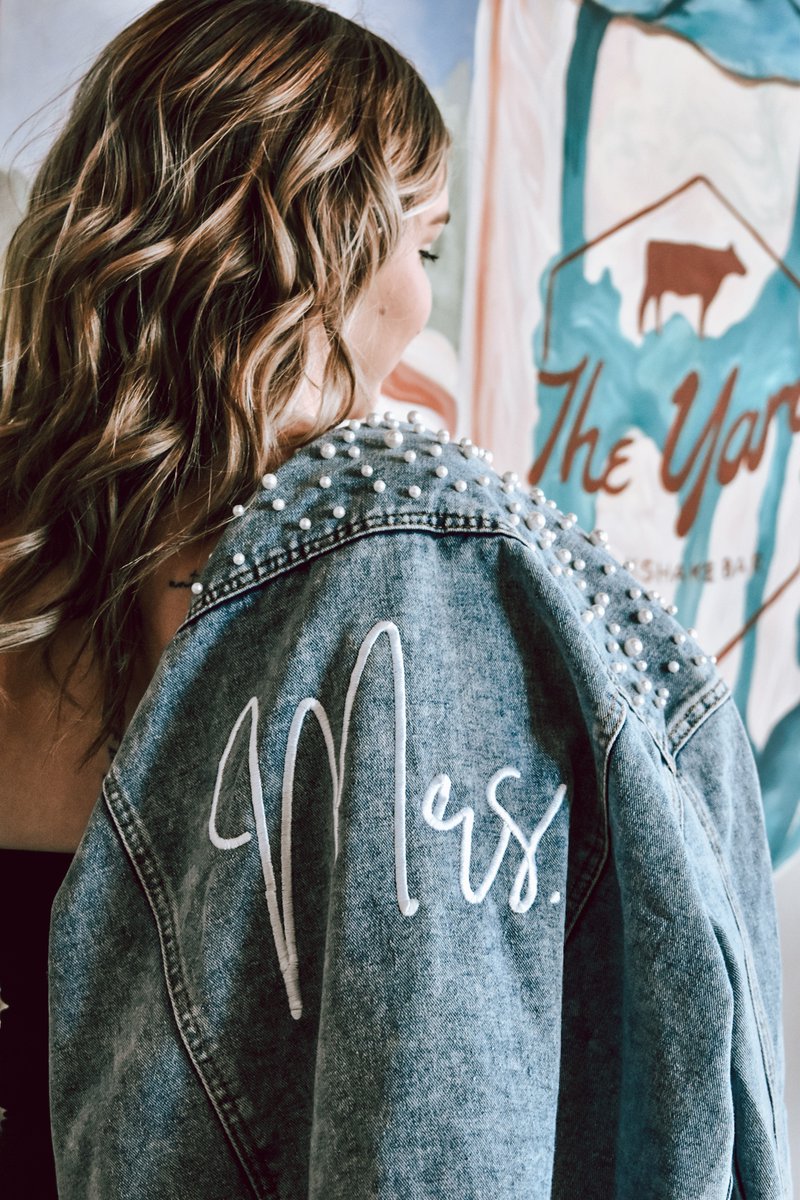 strutbridal's tweet image. Going from Miss to MRS. One of the most life changing moment! 💓 Additional Jacket styles can be customized for FREE. ⁠😍 #bridaljeanjacket #bridaljacket #customizedjacket #bridesmaidsjacket #customieddenimjacket #bridalpartyjacket #customjacket #personalizedjeanjacket