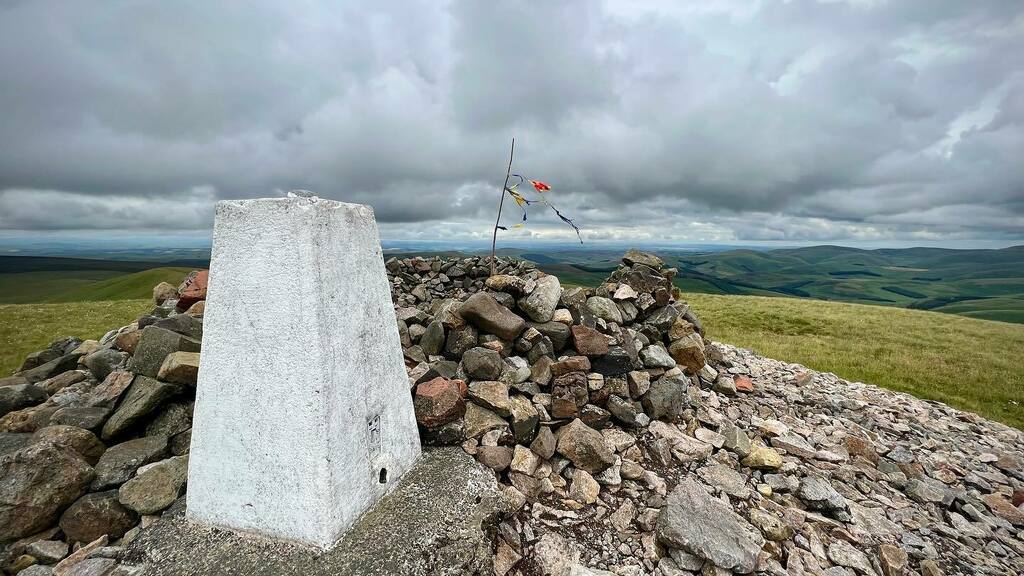 ca2cal's tweet photo. Windy Gyle was definitely living up to its name this morning!
.
.
.
#windygyle #northumberland #borderridge #cheviots #cheviothills #cairn #flag #hikinguk #scottishborder #windy #flag #landscapephotography #landscapephoto #landscapes #landscape_captures #Landscapes_of_Britai… https://t.co/1PVlZnFgla